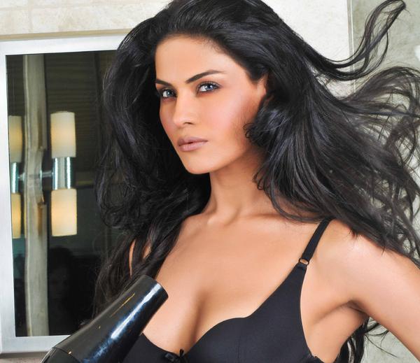 OMG, Serial kisser Veena Malik beats Emraan Hashmi